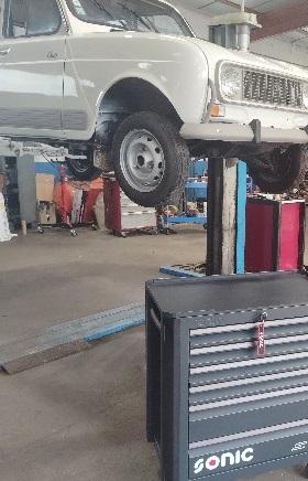 Renault 4 sur pont élévateur en réparation - Garage OFF ROAD GARAGE Coutouvre
