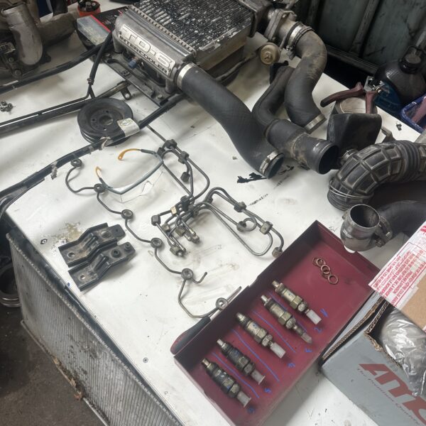 Table de travail du garage pendant le changement d'une culasse sur un nissan patrol